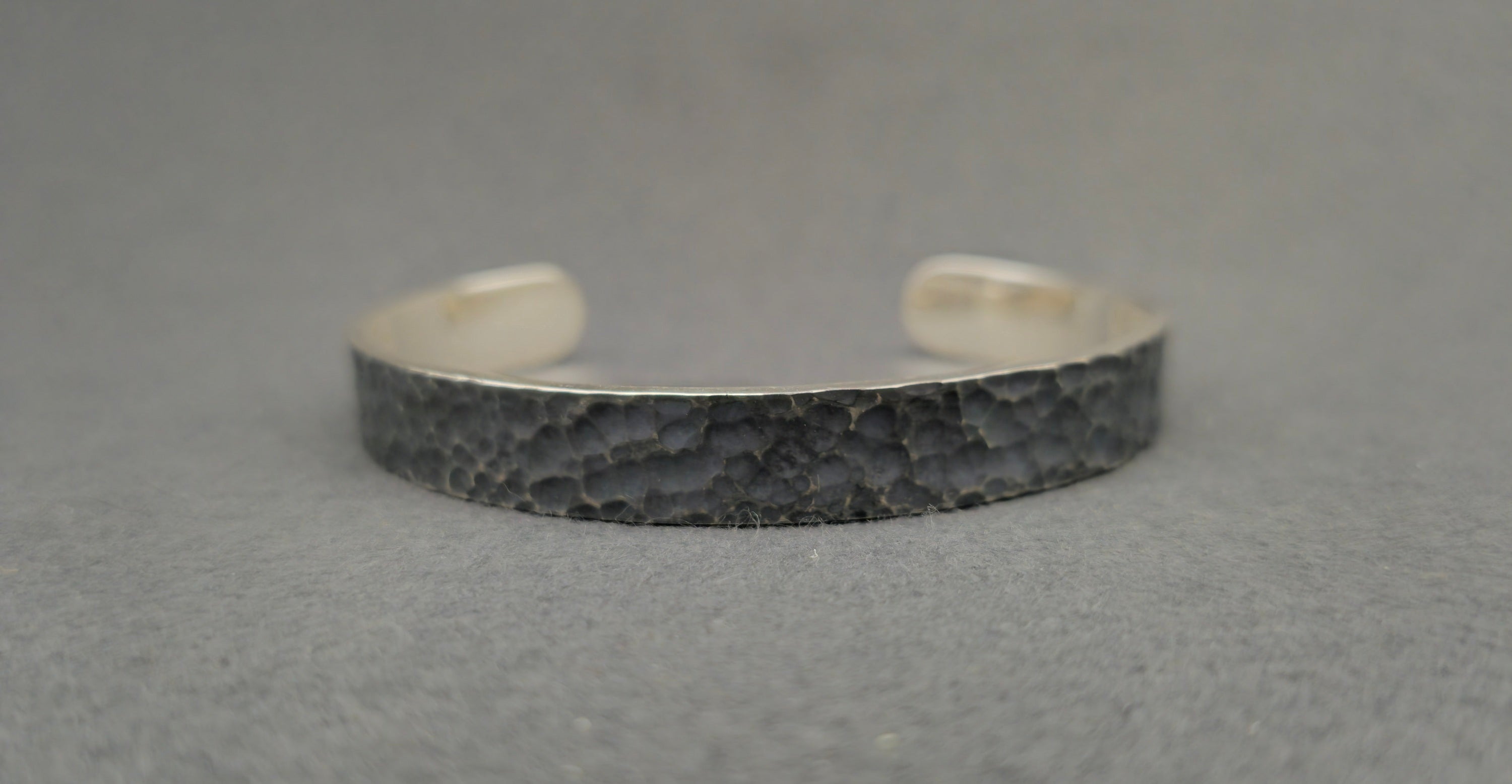 Geschmiedeter Silberarmreif