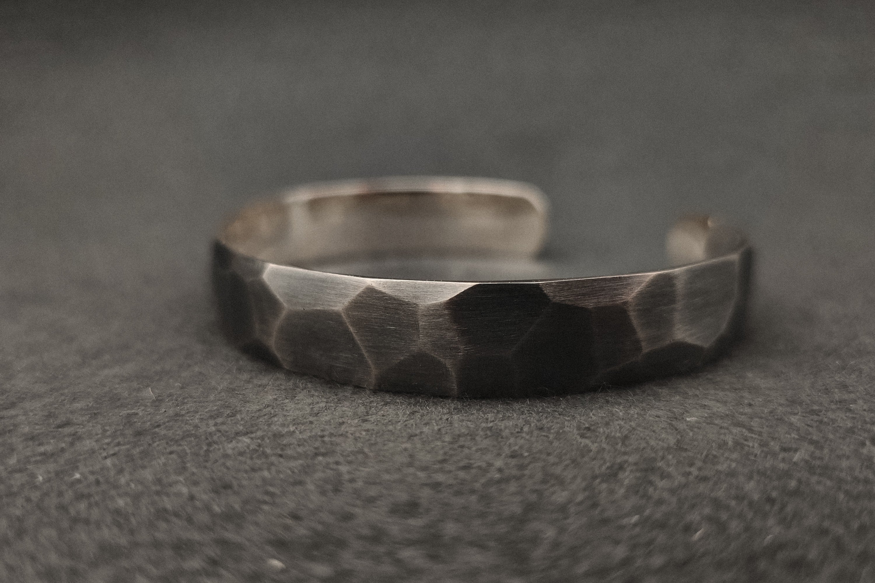 Facettierter Silberarmreif