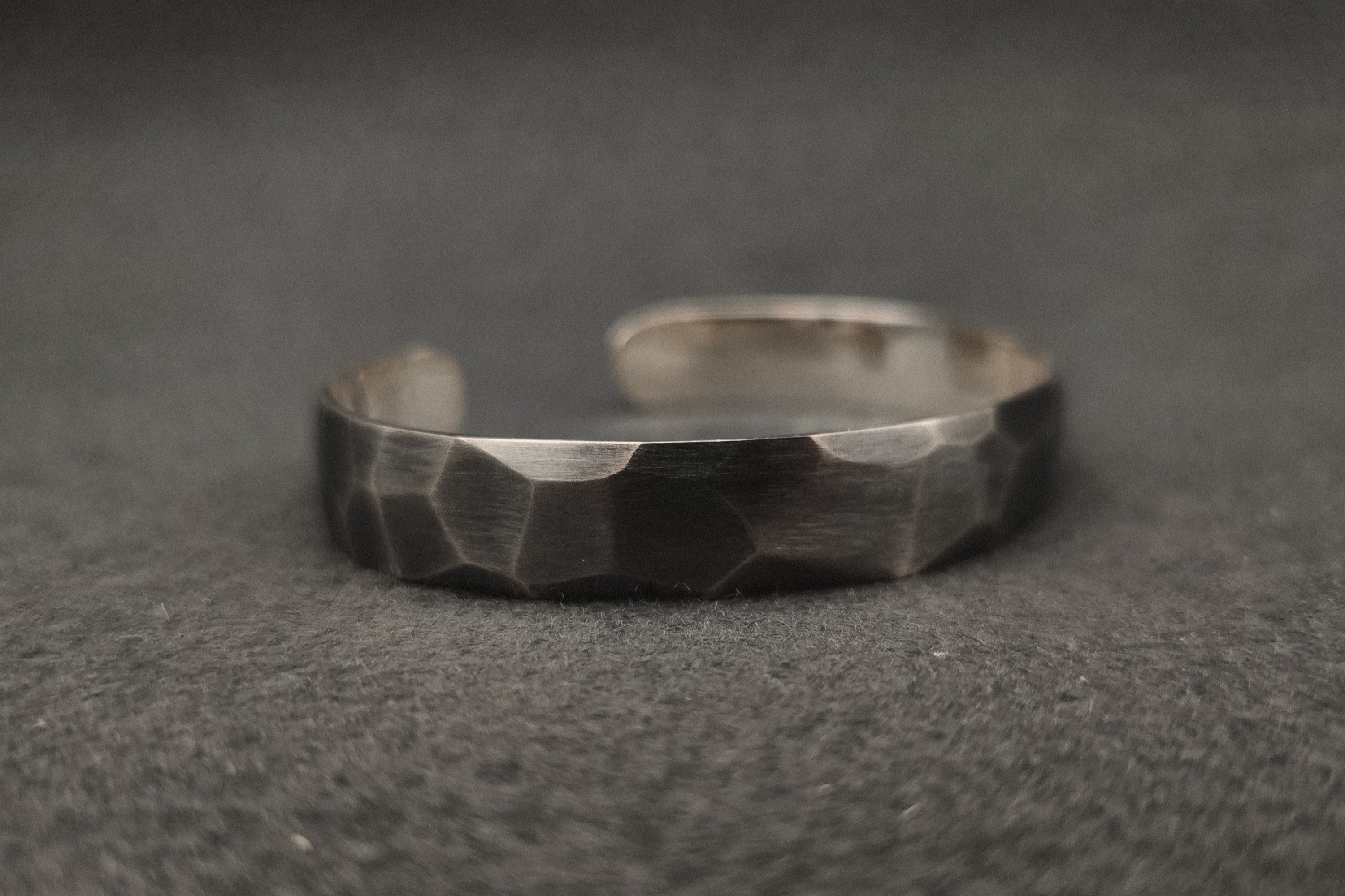 Facettierter Silberarmreif